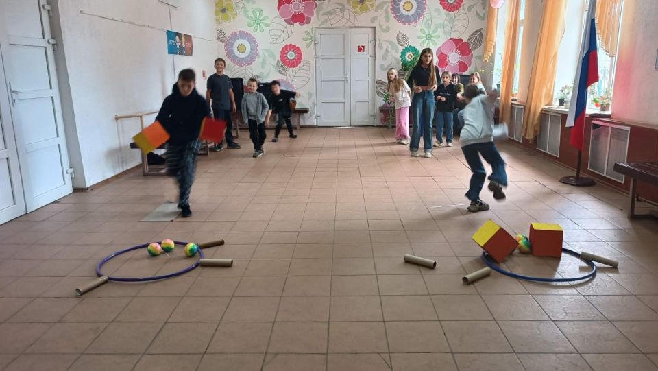 Издавна ведутся споры — кто же лучше — мальчики или девочки? Мальчишки сильные, смелые, ловкие, умелые, а девчонки милые, красивые, умные, трудолюбивые Издавна ведутся споры — кто же лучше — мальчики или девочки? Мальчишки сильные, смелые, ловкие, умелые, а девчонки милые, красивые, умные, трудолюбивые