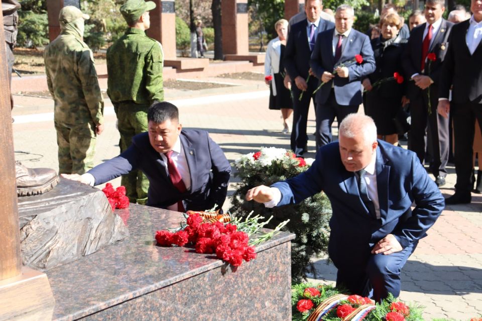 В день 130-летия города Антрацита и 89-летия Антрацитовского района на Мемориальном комплексе «Вечный огонь» состоялось торжественное открытие Памятника участникам Специальной военной операции В день 130-летия города Антрацита и 89-летия Антрацитовского района на Мемориальном комплексе «Вечный огонь» состоялось торжественное открытие Памятника участникам Специальной военной операции