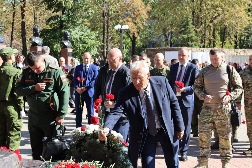 В день 130-летия города Антрацита и 89-летия Антрацитовского района на Мемориальном комплексе «Вечный огонь» состоялось торжественное открытие Памятника участникам Специальной военной операции В день 130-летия города Антрацита и 89-летия Антрацитовского района на Мемориальном комплексе «Вечный огонь» состоялось торжественное открытие Памятника участникам Специальной военной операции