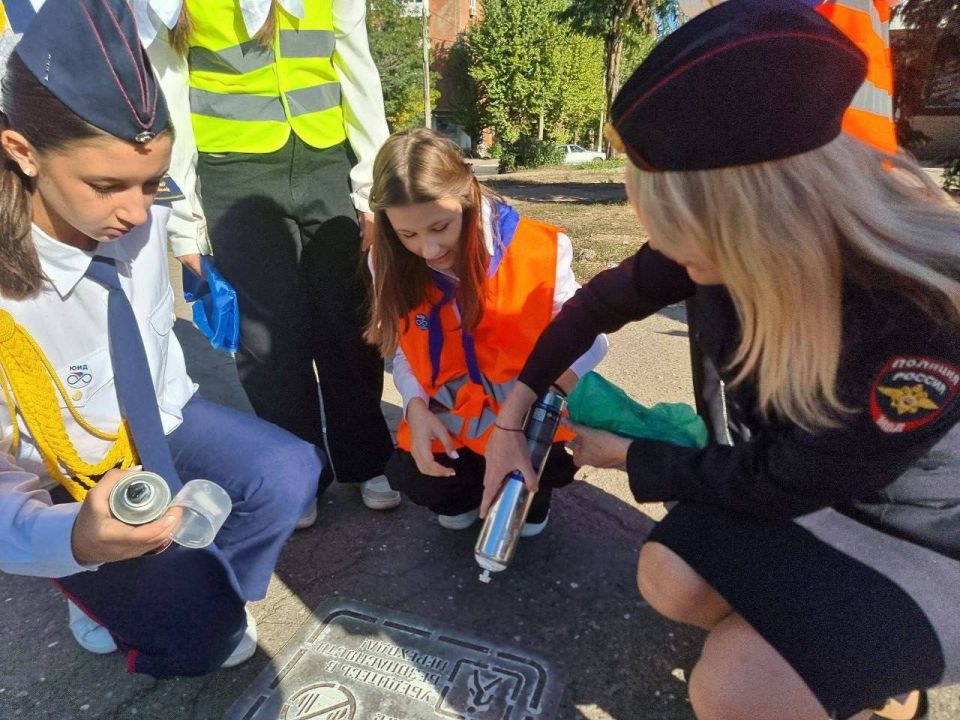 В Алчевске полицейские организовали акцию для пешеходов В Алчевске полицейские организовали акцию для пешеходов