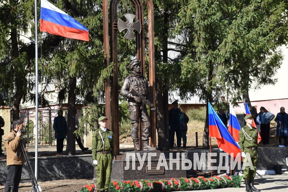 В Антраците открыли памятник участникам СВО В Антраците открыли памятник участникам СВО