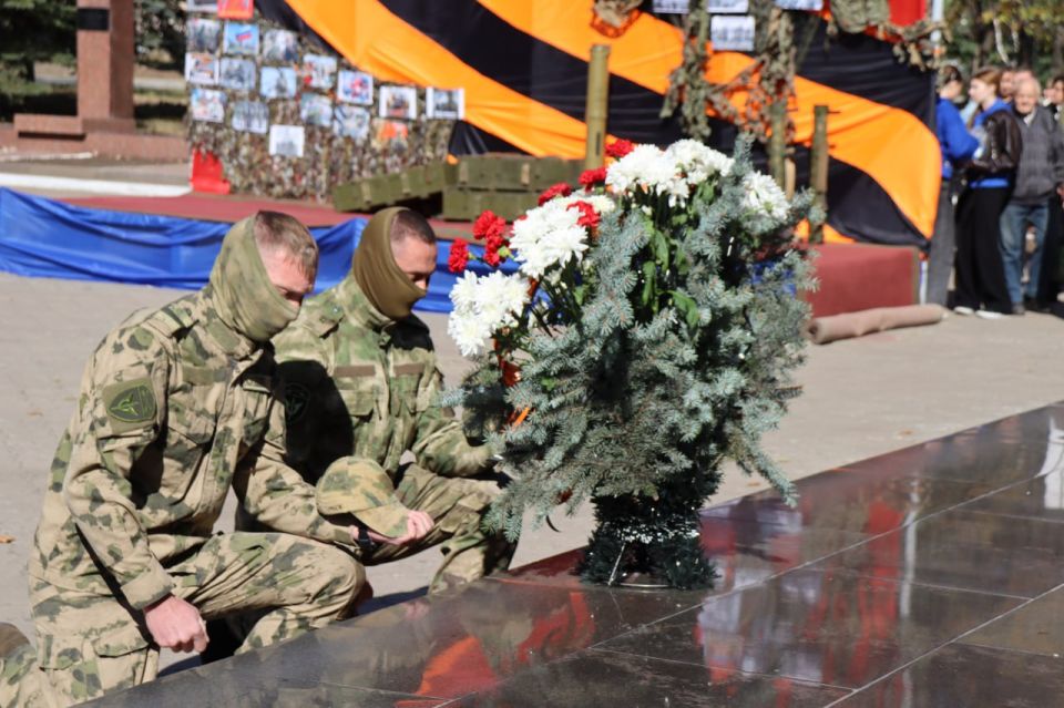 В день 130-летия города Антрацита и 89-летия Антрацитовского района на Мемориальном комплексе «Вечный огонь» состоялось торжественное открытие Памятника участникам Специальной военной операции В день 130-летия города Антрацита и 89-летия Антрацитовского района на Мемориальном комплексе «Вечный огонь» состоялось торжественное открытие Памятника участникам Специальной военной операции