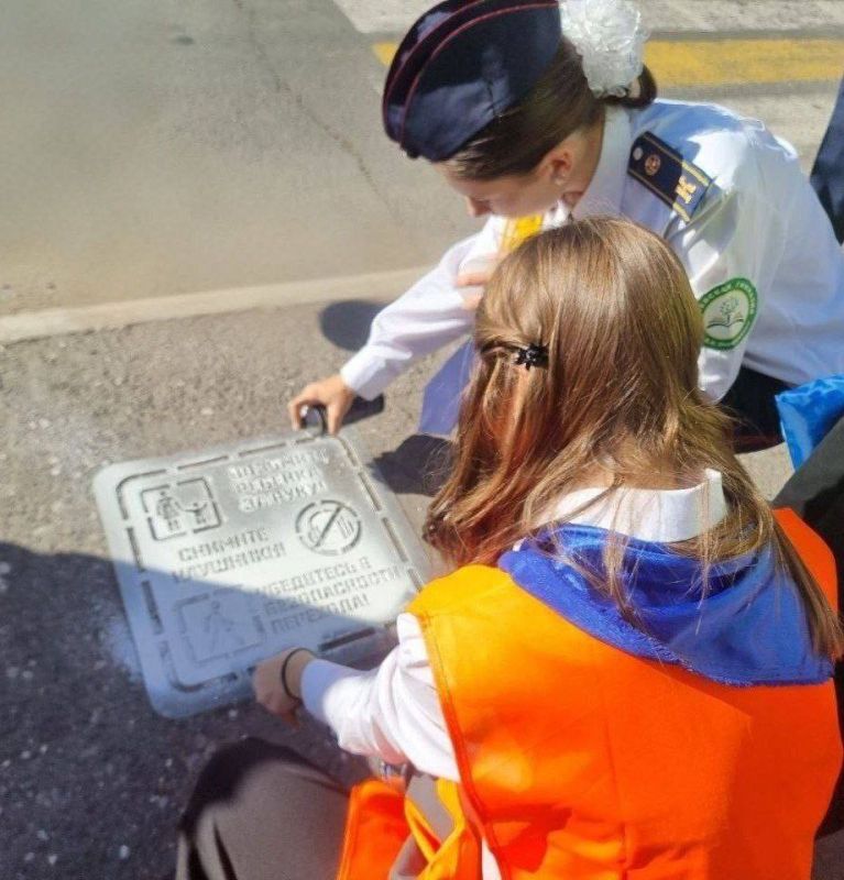 В Алчевске полицейские организовали акцию для пешеходов В Алчевске полицейские организовали акцию для пешеходов