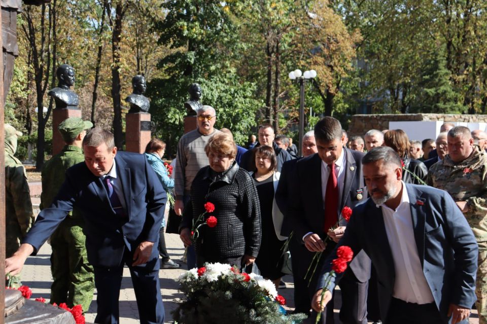 В день 130-летия города Антрацита и 89-летия Антрацитовского района на Мемориальном комплексе «Вечный огонь» состоялось торжественное открытие Памятника участникам Специальной военной операции В день 130-летия города Антрацита и 89-летия Антрацитовского района на Мемориальном комплексе «Вечный огонь» состоялось торжественное открытие Памятника участникам Специальной военной операции