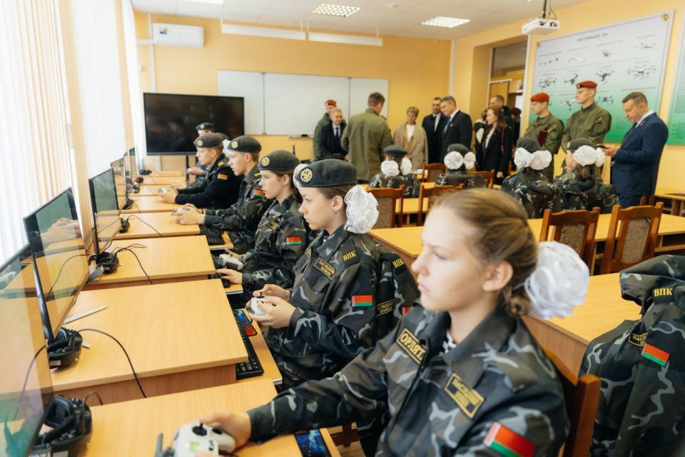 Дети из ЛНР смогут посетить военно-патриотические клубы на базе воинских частей в Белоруссии Дети из ЛНР смогут посетить военно-патриотические клубы на базе воинских частей в Белоруссии