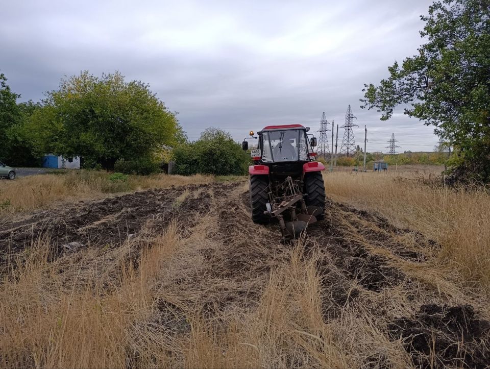 По поручению Главы городского округа город Ровеньки Андрея Рубанцова, на подведомственной территории отдела жизнеобеспечения пгт Ясеновский проведены работы по обновлению минерализованных полос вокруг границ села Красный... По поручению Главы городского округа город Ровеньки Андрея Рубанцова, на подведомственной территории отдела жизнеобеспечения пгт Ясеновский проведены работы по обновлению минерализованных полос вокруг границ села Красный...