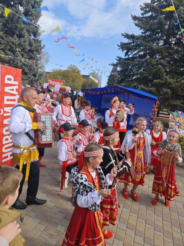 Валерий Галинкин: Дорогие друзья! Сегодня я вместе с моими коллегами депутатами Народного Совета Геннадием Бунеевым, Владимиром Поляковым, Галиной Дубровой Валерий Галинкин: Дорогие друзья! Сегодня я вместе с моими коллегами депутатами Народного Совета Геннадием Бунеевым, Владимиром Поляковым, Галиной Дубровой