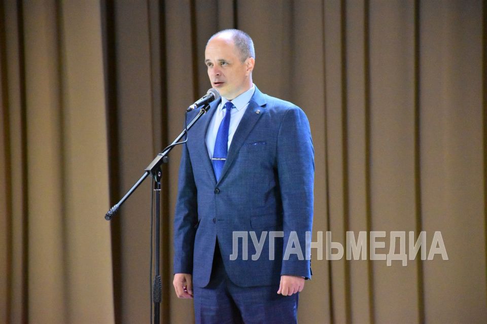 В Красном Луче состоялся концерт, посвященный годовщине воссоединения с Россией В Красном Луче состоялся концерт, посвященный годовщине воссоединения с Россией