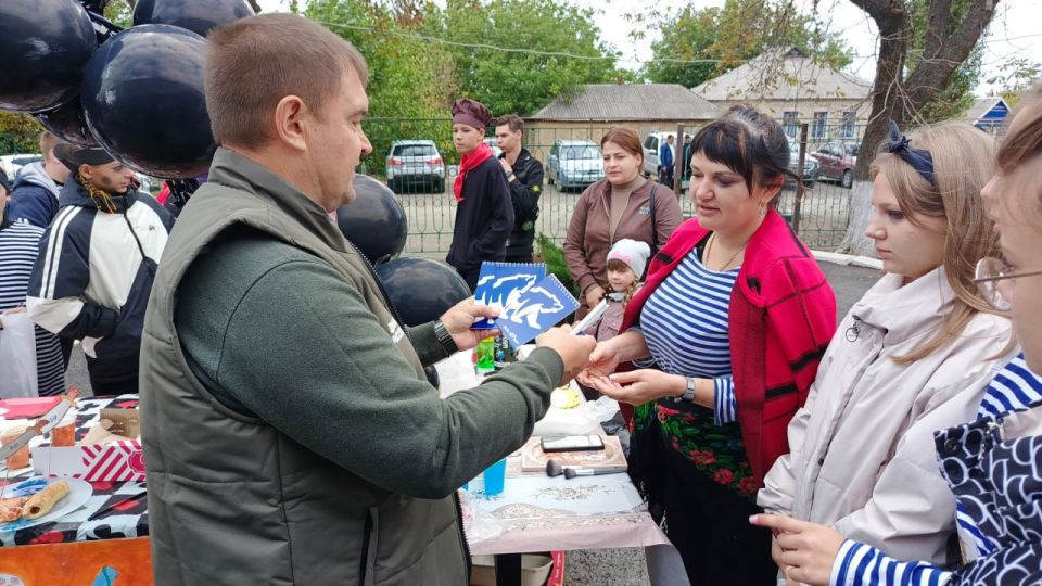 В преддверии Дня воссоединения Донецкой и Луганской народных республик, Запорожской и Херсонской областей с Российской Федерацией Свердловский муниципалитет посетил Первый заместитель председателя Народного Совета ЛНР Андрей... В преддверии Дня воссоединения Донецкой и Луганской народных республик, Запорожской и Херсонской областей с Российской Федерацией Свердловский муниципалитет посетил Первый заместитель председателя Народного Совета ЛНР Андрей...