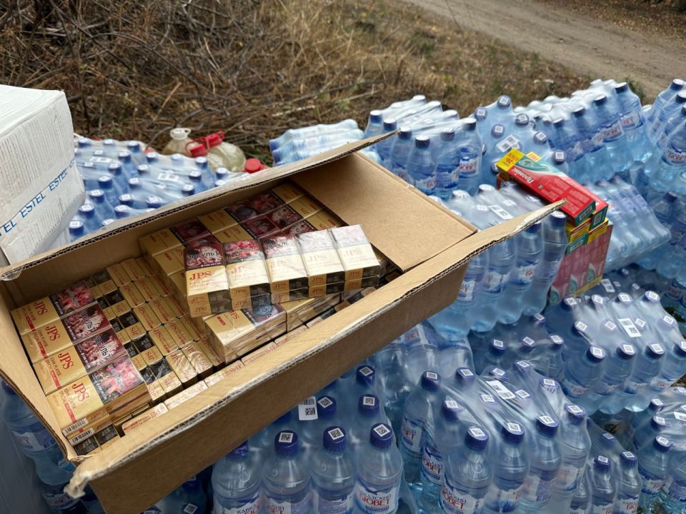 «Единая Россия» передала гумпомощь военным и жителям республики «Единая Россия» передала гумпомощь военным и жителям республики