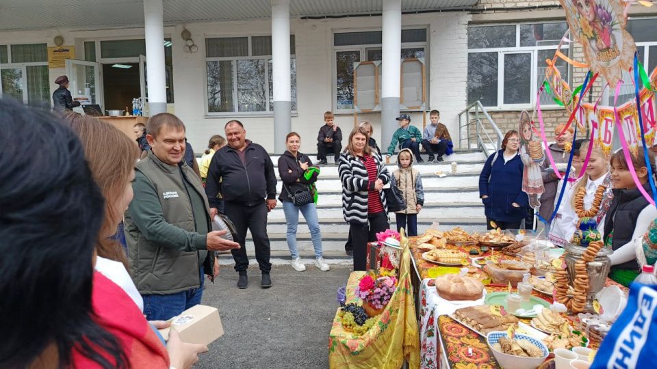 В преддверии Дня воссоединения Донецкой и Луганской народных республик, Запорожской и Херсонской областей с Российской Федерацией Свердловский муниципалитет посетил Первый заместитель председателя Народного Совета ЛНР Андрей... В преддверии Дня воссоединения Донецкой и Луганской народных республик, Запорожской и Херсонской областей с Российской Федерацией Свердловский муниципалитет посетил Первый заместитель председателя Народного Совета ЛНР Андрей...