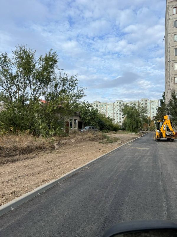 Сергей Козенко: В квартале Советский города Краснодона продолжаются работы по ремонту внутриквартальной дороги в районе дома №1. Работы выполняют специалисты МУП «ДЭУ» Сергей Козенко: В квартале Советский города Краснодона продолжаются работы по ремонту внутриквартальной дороги в районе дома №1. Работы выполняют специалисты МУП «ДЭУ»