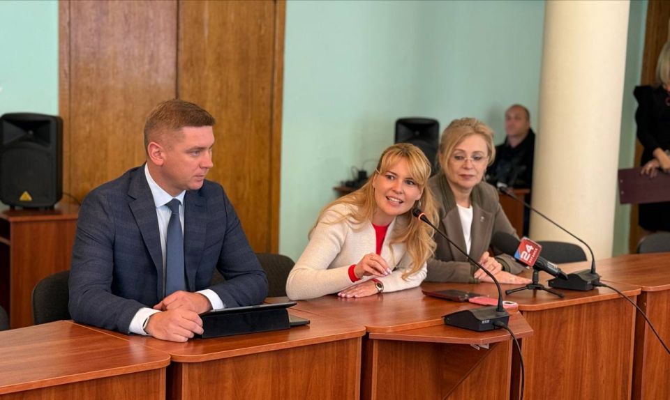 Виктория Сергеева: Сегодня совместно с сенатором Совета Федерации от Луганской Народной Республики Дарьей Сергеевной Лантратовой, а также депутатом Народного Совета Алексеем Юрьевичем Белецким приняли участие в заседании... Виктория Сергеева: Сегодня совместно с сенатором Совета Федерации от Луганской Народной Республики Дарьей Сергеевной Лантратовой, а также депутатом Народного Совета Алексеем Юрьевичем Белецким приняли участие в заседании...