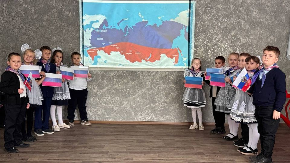 В преддверии Дня воссоединения России и ДНР, ЛНР, Запорожской и Херсонской областей, активисты первичного отделения Всероссийской политической партии «Единая Россия» № 22, сотрудники отдела жизнеобеспечения пгт Дзержинский... В преддверии Дня воссоединения России и ДНР, ЛНР, Запорожской и Херсонской областей, активисты первичного отделения Всероссийской политической партии «Единая Россия» № 22, сотрудники отдела жизнеобеспечения пгт Дзержинский...