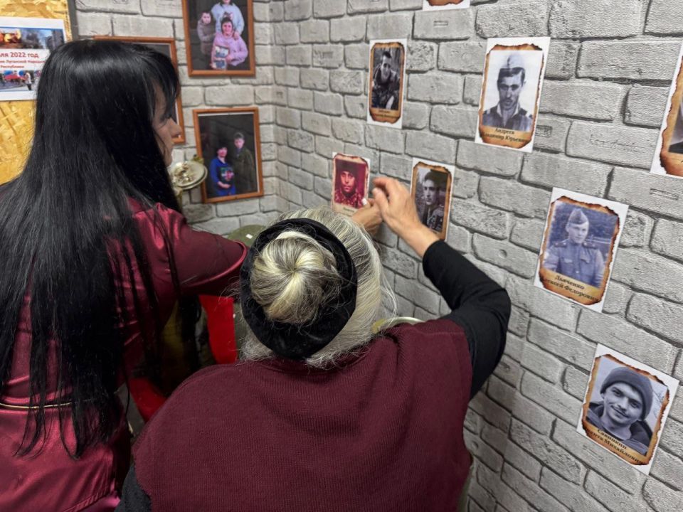 В стенах Ровеньковской школы №3 состоялось трогательное событие, призванное сохранить светлую память о герое, выпускнике учебного заведения – Яковлеве Вячеславе Анатольевиче В стенах Ровеньковской школы №3 состоялось трогательное событие, призванное сохранить светлую память о герое, выпускнике учебного заведения – Яковлеве Вячеславе Анатольевиче