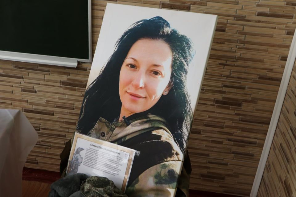 Портрет Ольги Климовой из выставки «Единая Россия — единая Победа» передали в школу №2 Портрет Ольги Климовой из выставки «Единая Россия — единая Победа» передали в школу №2