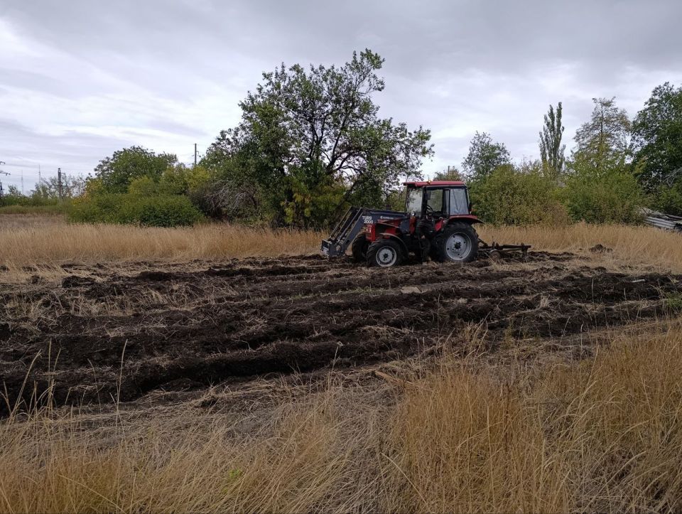 По поручению Главы городского округа город Ровеньки Андрея Рубанцова, на подведомственной территории отдела жизнеобеспечения пгт Ясеновский проведены работы по обновлению минерализованных полос вокруг границ села Красный... По поручению Главы городского округа город Ровеньки Андрея Рубанцова, на подведомственной территории отдела жизнеобеспечения пгт Ясеновский проведены работы по обновлению минерализованных полос вокруг границ села Красный...