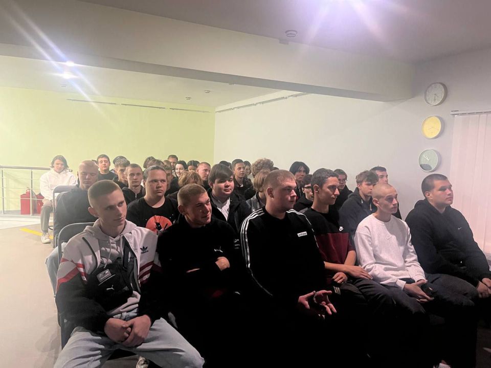 Сегодня в Центре молодёжных инициатив «Гравитация» прошла лекция «Связь времён: Донбасс и Новороссия» в рамках Всероссийской акции «Спасибо, что #МЫВМЕСТЕ», приуроченной к празднованию Дня воссоединения Донецкой Народной... Сегодня в Центре молодёжных инициатив «Гравитация» прошла лекция «Связь времён: Донбасс и Новороссия» в рамках Всероссийской акции «Спасибо, что #МЫВМЕСТЕ», приуроченной к празднованию Дня воссоединения Донецкой Народной...