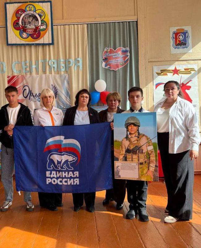 Портрет Павла Носова из выставки «Единая Россия — единая Победа» передан в СОШ №25 Портрет Павла Носова из выставки «Единая Россия — единая Победа» передан в СОШ №25