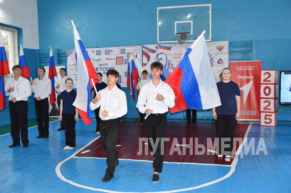 В годовщину воссоединения ЛНР с Российской Федерацией первоклассники Краснолучской школы № 10 вступили в ряды орлят-сентябрят В годовщину воссоединения ЛНР с Российской Федерацией первоклассники Краснолучской школы № 10 вступили в ряды орлят-сентябрят