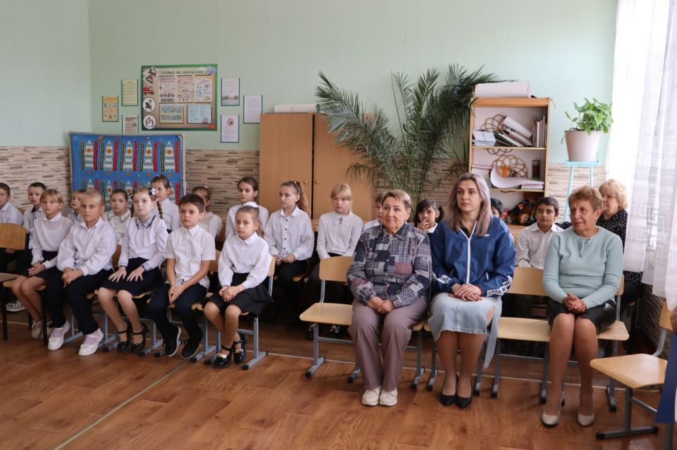 Портрет Ольги Климовой из выставки «Единая Россия — единая Победа» передали в школу №2 Портрет Ольги Климовой из выставки «Единая Россия — единая Победа» передали в школу №2