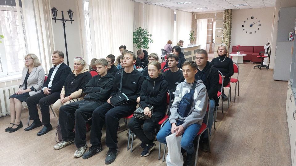 Мы – Россия! Мы – вместе!. В рамках сотрудничества с библиотеками Вологодской области 29 сентября в модельной библиотеке #БИБЛИОПРОСПЕКТ города Алчевска состоялась онлайн встреча молодежи Вологды и Алчевска «Мы - Россия! Мы... Мы – Россия! Мы – вместе!. В рамках сотрудничества с библиотеками Вологодской области 29 сентября в модельной библиотеке #БИБЛИОПРОСПЕКТ города Алчевска состоялась онлайн встреча молодежи Вологды и Алчевска «Мы - Россия! Мы...