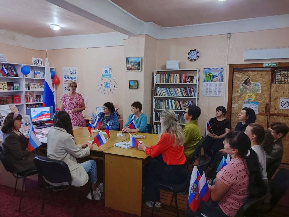 В Красном Луче прошел патриотический час «Россия – Родина моя» В Красном Луче прошел патриотический час «Россия – Родина моя»