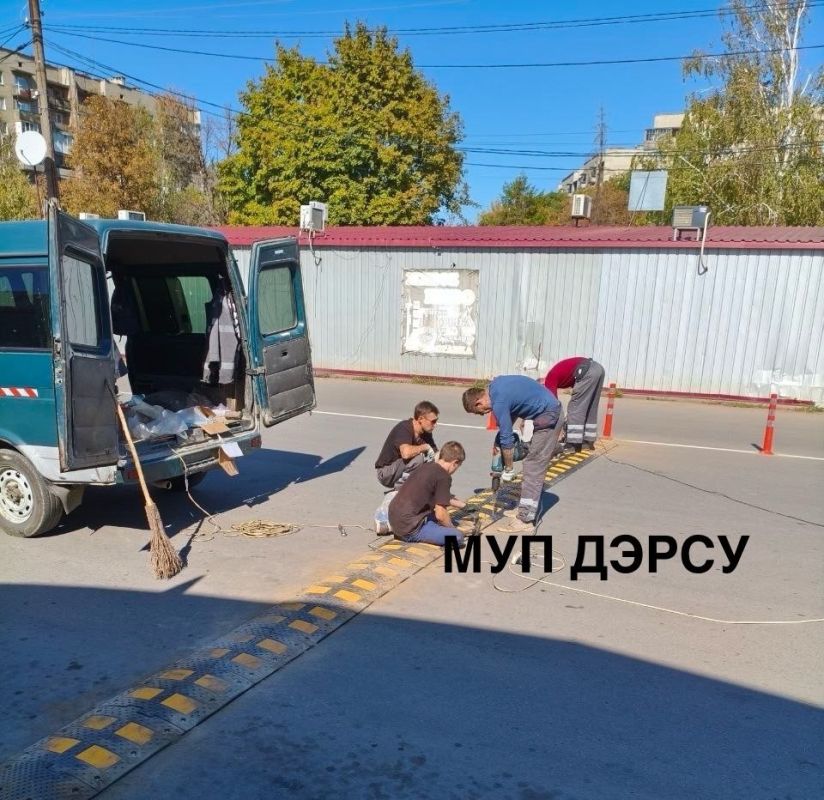 На прошедшей неделе участок РСМУ МУП ДЭРСУ продолжил масштабную работу по повышению безопасности дорожного движения в городе Красный Луч На прошедшей неделе участок РСМУ МУП ДЭРСУ продолжил масштабную работу по повышению безопасности дорожного движения в городе Красный Луч