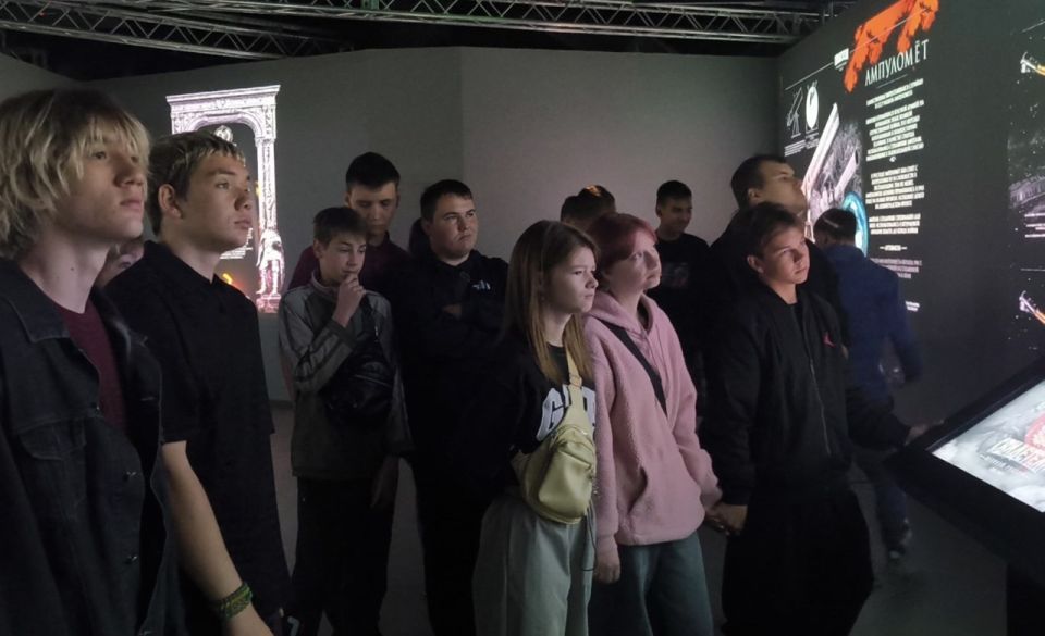 Преподаватели и студенты Лутугинского колледжа посетили мультимедийный исторический парк «Россия – Моя история» Преподаватели и студенты Лутугинского колледжа посетили мультимедийный исторический парк «Россия – Моя история»