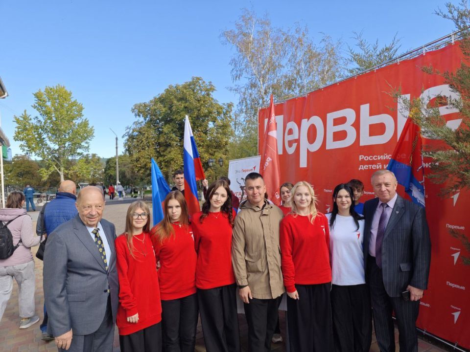 Валерий Галинкин: Дорогие друзья! Сегодня я вместе с моими коллегами депутатами Народного Совета Геннадием Бунеевым, Владимиром Поляковым, Галиной Дубровой Валерий Галинкин: Дорогие друзья! Сегодня я вместе с моими коллегами депутатами Народного Совета Геннадием Бунеевым, Владимиром Поляковым, Галиной Дубровой