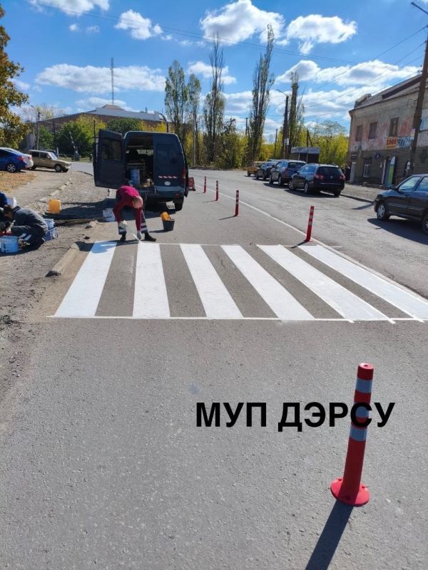 На прошедшей неделе участок РСМУ МУП ДЭРСУ продолжил масштабную работу по повышению безопасности дорожного движения в городе Красный Луч На прошедшей неделе участок РСМУ МУП ДЭРСУ продолжил масштабную работу по повышению безопасности дорожного движения в городе Красный Луч