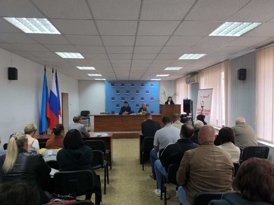 Альберт Зинченко: Сегодня совместно с председателем Совета Станично-Луганского муниципального округа Татьяной Пономаревой провели аппаратное совещание с руководителями структурных подразделений, учреждений и предприятий... Альберт Зинченко: Сегодня совместно с председателем Совета Станично-Луганского муниципального округа Татьяной Пономаревой провели аппаратное совещание с руководителями структурных подразделений, учреждений и предприятий...
