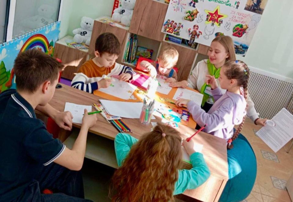 За время работы в Семейный МФЦ, который работает в Луганске, обратились более 400 семей, в том числе около 100 многодетных семей и семей участников СВО За время работы в Семейный МФЦ, который работает в Луганске, обратились более 400 семей, в том числе около 100 многодетных семей и семей участников СВО