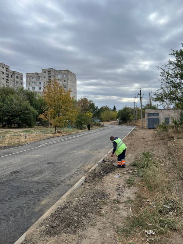 Сергей Козенко: В квартале Советский города Краснодона продолжаются работы по ремонту внутриквартальной дороги в районе дома №1. Работы выполняют специалисты МУП «ДЭУ» Сергей Козенко: В квартале Советский города Краснодона продолжаются работы по ремонту внутриквартальной дороги в районе дома №1. Работы выполняют специалисты МУП «ДЭУ»