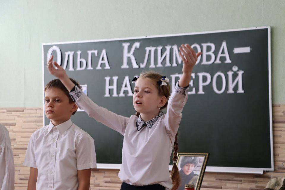Портрет Ольги Климовой из выставки «Единая Россия — единая Победа» передали в школу №2 Портрет Ольги Климовой из выставки «Единая Россия — единая Победа» передали в школу №2