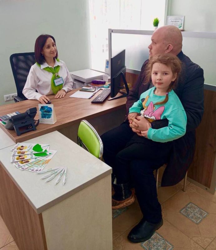 За время работы в Семейный МФЦ, который работает в Луганске, обратились более 400 семей, в том числе около 100 многодетных семей и семей участников СВО За время работы в Семейный МФЦ, который работает в Луганске, обратились более 400 семей, в том числе около 100 многодетных семей и семей участников СВО