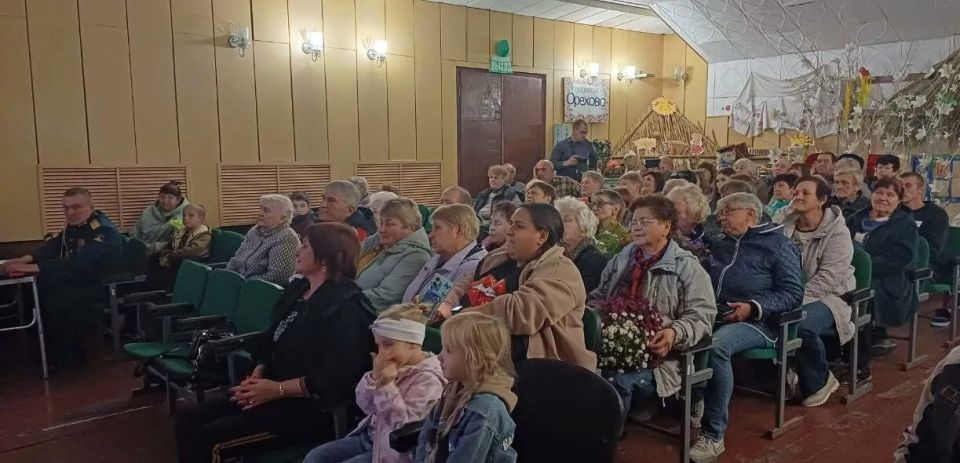 В преддверии Дня воссоединения России и ДНР, ЛНР, Запорожской и Херсонской областей в клубе села Орехово для жителей и гостей территории состоялся праздничный концерт В преддверии Дня воссоединения России и ДНР, ЛНР, Запорожской и Херсонской областей в клубе села Орехово для жителей и гостей территории состоялся праздничный концерт