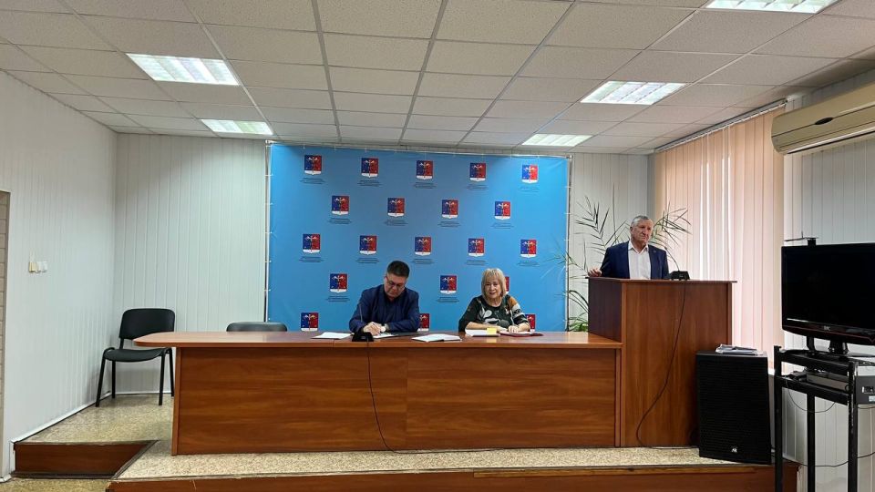 Альберт Зинченко: Сегодня совместно с председателем Совета Станично-Луганского муниципального округа Татьяной Пономаревой провели аппаратное совещание с руководителями структурных подразделений, учреждений и предприятий... Альберт Зинченко: Сегодня совместно с председателем Совета Станично-Луганского муниципального округа Татьяной Пономаревой провели аппаратное совещание с руководителями структурных подразделений, учреждений и предприятий...