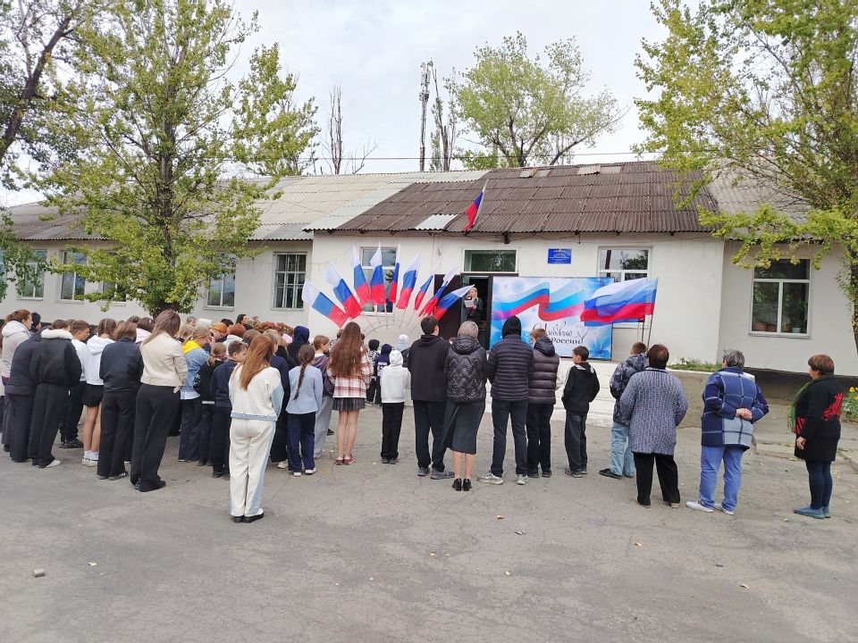 В преддверии Дня воссоединения России и ДНР, ЛНР, Запорожской и Херсонской областей, активисты первичного отделения Всероссийской политической партии «Единая Россия» № 22, сотрудники отдела жизнеобеспечения пгт Дзержинский... В преддверии Дня воссоединения России и ДНР, ЛНР, Запорожской и Херсонской областей, активисты первичного отделения Всероссийской политической партии «Единая Россия» № 22, сотрудники отдела жизнеобеспечения пгт Дзержинский...