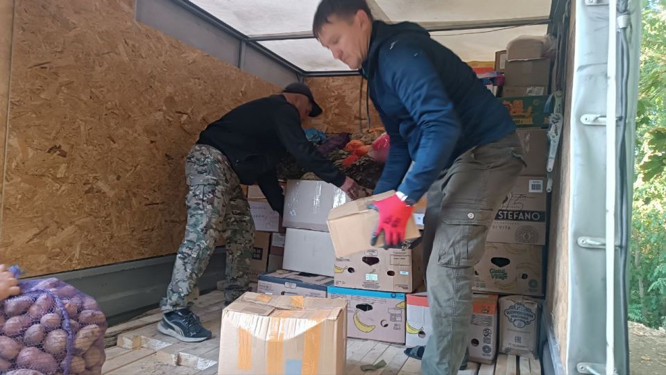 «Единая Россия» передала гумпомощь военным и жителям республики «Единая Россия» передала гумпомощь военным и жителям республики