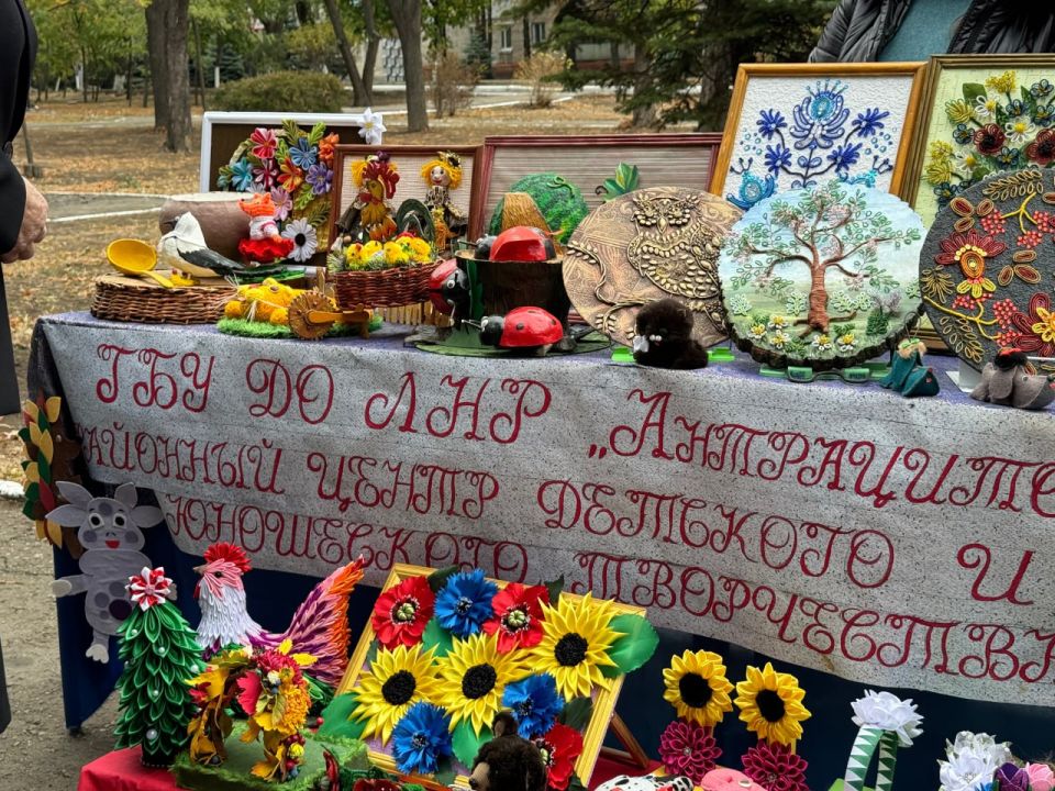 Константин Бутримов: СЕРДЦЕ АНТРАЦИТОВЩИНЫ В КАЖДОМ ШТРИХЕ: ВЫСТАВКА ДЕКОРАТИВНО-ПРИКЛАДНОГО И ИЗОБРАЗИТЕЛЬНОГО ИСКУССТВА КО ДНЮ РОЖДЕНИЯ ГОРОДА И РАЙОНА Константин Бутримов: СЕРДЦЕ АНТРАЦИТОВЩИНЫ В КАЖДОМ ШТРИХЕ: ВЫСТАВКА ДЕКОРАТИВНО-ПРИКЛАДНОГО И ИЗОБРАЗИТЕЛЬНОГО ИСКУССТВА КО ДНЮ РОЖДЕНИЯ ГОРОДА И РАЙОНА