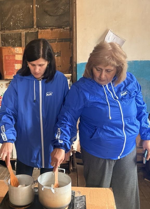 В Кировске прошел мастер – класс по изготовлению окопных свечей для участников СВО В Кировске прошел мастер – класс по изготовлению окопных свечей для участников СВО
