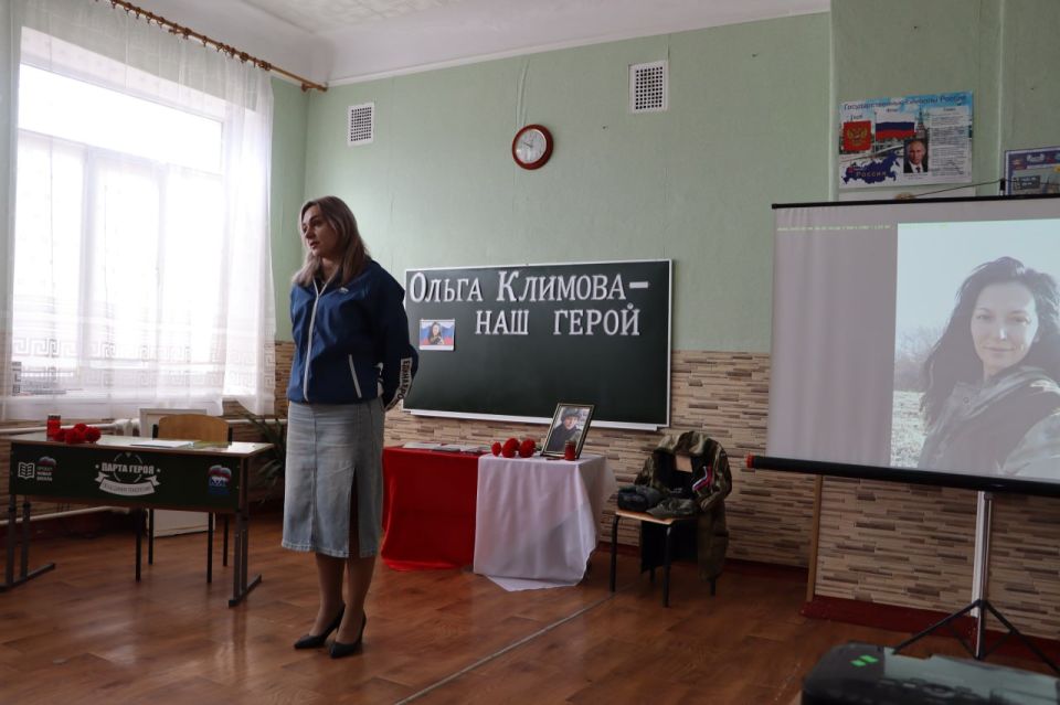 Портрет Ольги Климовой из выставки «Единая Россия — единая Победа» передали в школу №2 Портрет Ольги Климовой из выставки «Единая Россия — единая Победа» передали в школу №2