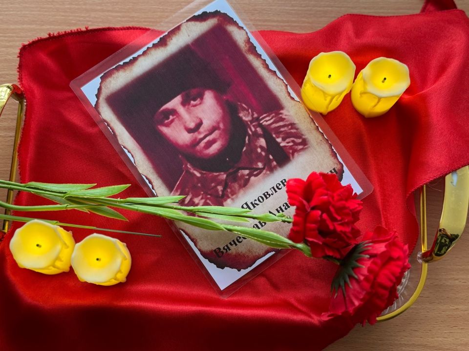 В Ровеньковской школе №3 состоялось трогательное событие, призванное сохранить светлую память о герое, выпускнике учебного заведения – Яковлеве Вячеславе Анатольевиче В Ровеньковской школе №3 состоялось трогательное событие, призванное сохранить светлую память о герое, выпускнике учебного заведения – Яковлеве Вячеславе Анатольевиче