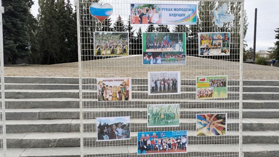 Выставочная экспозиция «Нам с Россией по пути» Выставочная экспозиция «Нам с Россией по пути»