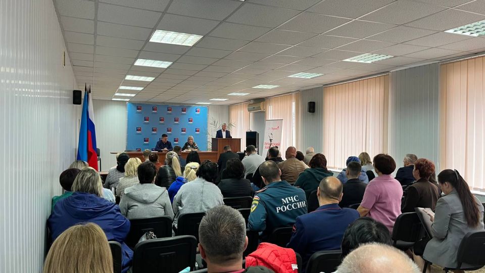 Альберт Зинченко: Сегодня совместно с председателем Совета Станично-Луганского муниципального округа Татьяной Пономаревой провели аппаратное совещание с руководителями структурных подразделений, учреждений и предприятий... Альберт Зинченко: Сегодня совместно с председателем Совета Станично-Луганского муниципального округа Татьяной Пономаревой провели аппаратное совещание с руководителями структурных подразделений, учреждений и предприятий...