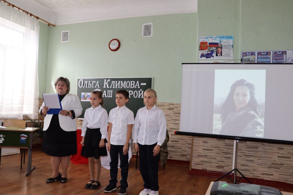 Портрет Ольги Климовой из выставки «Единая Россия — единая Победа» передали в школу №2 Портрет Ольги Климовой из выставки «Единая Россия — единая Победа» передали в школу №2