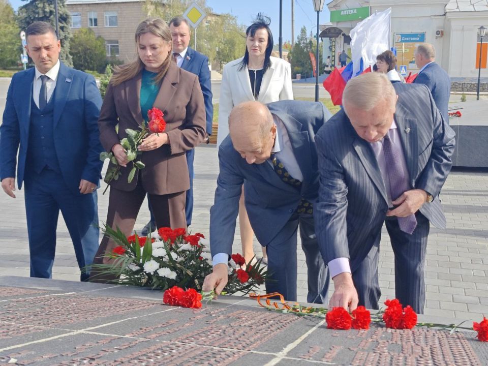 Валерий Галинкин: Дорогие друзья! Сегодня я вместе с моими коллегами депутатами Народного Совета Геннадием Бунеевым, Владимиром Поляковым, Галиной Дубровой Валерий Галинкин: Дорогие друзья! Сегодня я вместе с моими коллегами депутатами Народного Совета Геннадием Бунеевым, Владимиром Поляковым, Галиной Дубровой