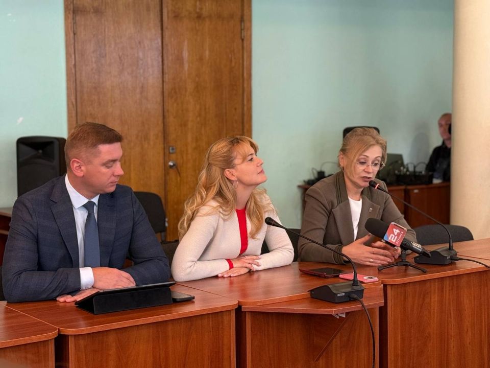 Виктория Сергеева: Сегодня совместно с сенатором Совета Федерации от Луганской Народной Республики Дарьей Сергеевной Лантратовой, а также депутатом Народного Совета Алексеем Юрьевичем Белецким приняли участие в заседании... Виктория Сергеева: Сегодня совместно с сенатором Совета Федерации от Луганской Народной Республики Дарьей Сергеевной Лантратовой, а также депутатом Народного Совета Алексеем Юрьевичем Белецким приняли участие в заседании...