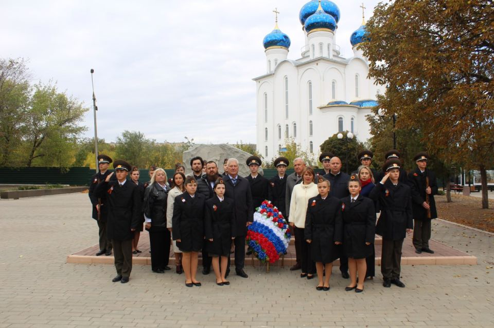 Сергей Козенко: Сегодня, в 83ю годовщину образования подпольной молодежной организации «Молодая гвардия» участники Почетной Вахты Памяти Пост №1 города Краснодона заступили в почетный караул у мемориального комплекса, чтобы... Сергей Козенко: Сегодня, в 83ю годовщину образования подпольной молодежной организации «Молодая гвардия» участники Почетной Вахты Памяти Пост №1 города Краснодона заступили в почетный караул у мемориального комплекса, чтобы...